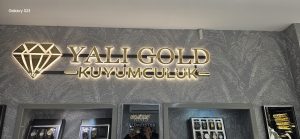 Uygulama: İç mekan ışıklı kutu harf sistemi.Malzeme: Gold krom ve profesyonel LED aydınlatma. Tasarım: Modern endüstriyel estetik ve hassas CNC üretimi.